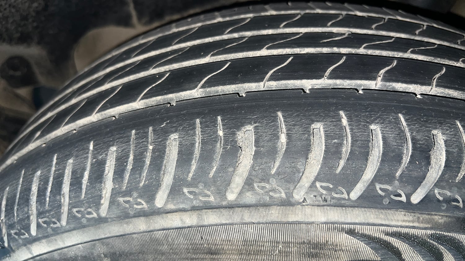 Used 2023 Maruti Suzuki XL6 Alpha Plus MT Petrol Petrol Manual tyres LEFT REAR TYRE TREAD VIEW