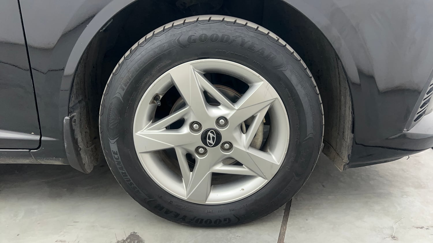Used 2023 Hyundai Verna S 1.5 Petrol MT Petrol Manual tyres RIGHT FRONT TYRE RIM VIEW