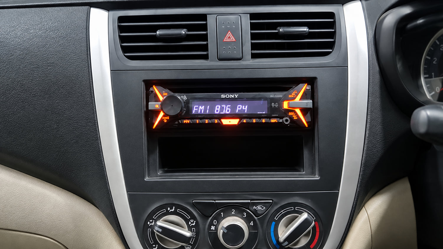 Used 2015 Maruti Suzuki Celerio VXi AMT Petrol Automatic interior MUSIC SYSTEM & AC CONTROL VIEW