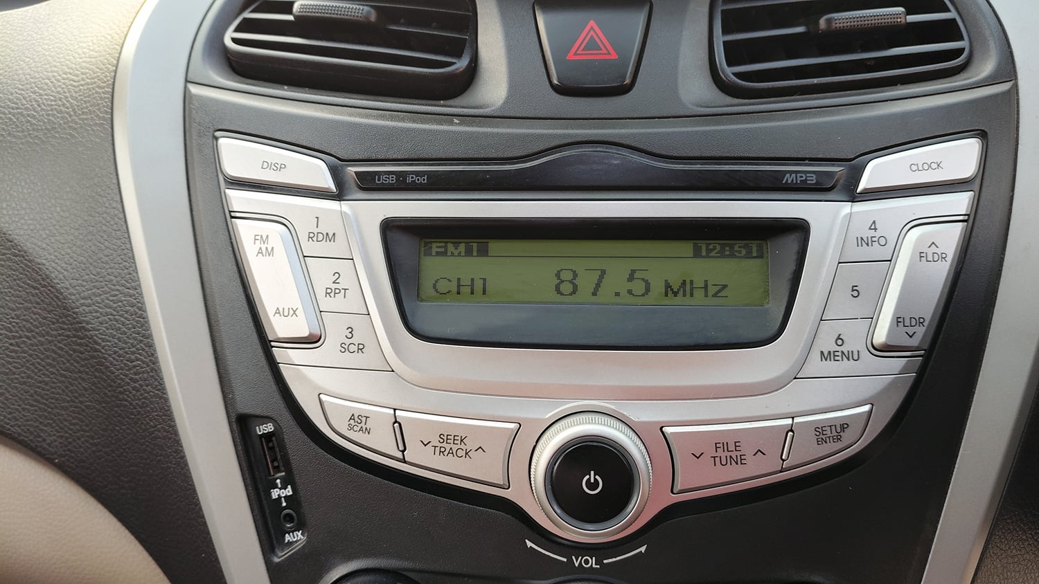Used 2018 Hyundai Eon Magna + Petrol Manual top_features Integrated (in-dash) music system