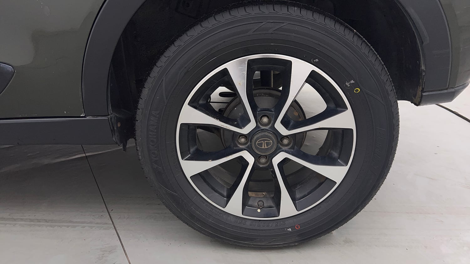 Used 2020 Tata Nexon XZ Plus (O) Dual Tone Petrol Manual tyres LEFT REAR TYRE RIM VIEW