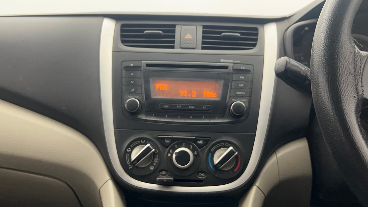 Used 2015 Maruti Suzuki Celerio ZXi AMT Petrol Automatic top_features Integrated (in-dash) music system