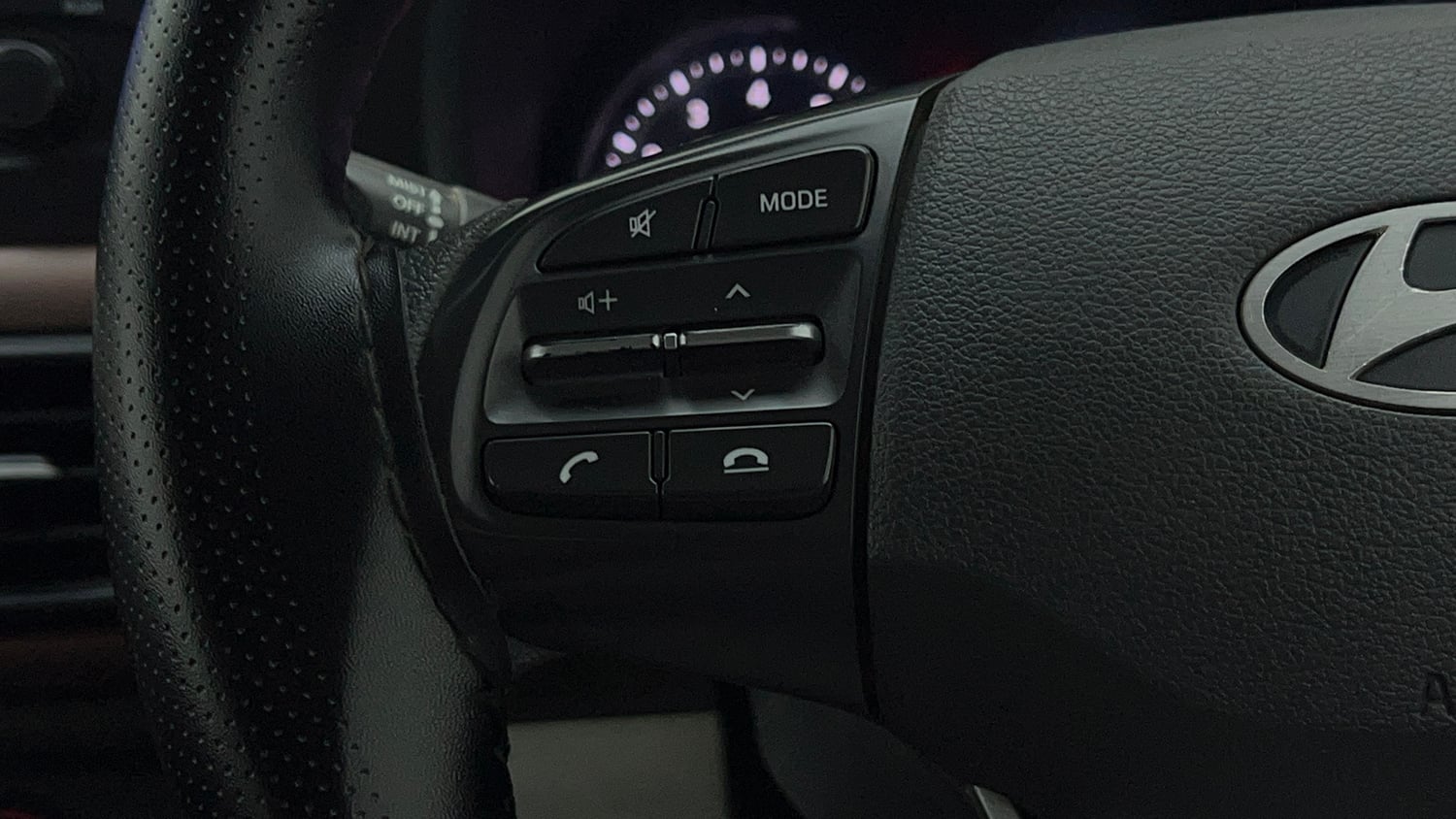 Used 2023 Hyundai Aura S 1.2 Petrol Petrol Manual top_features Steering mounted controls