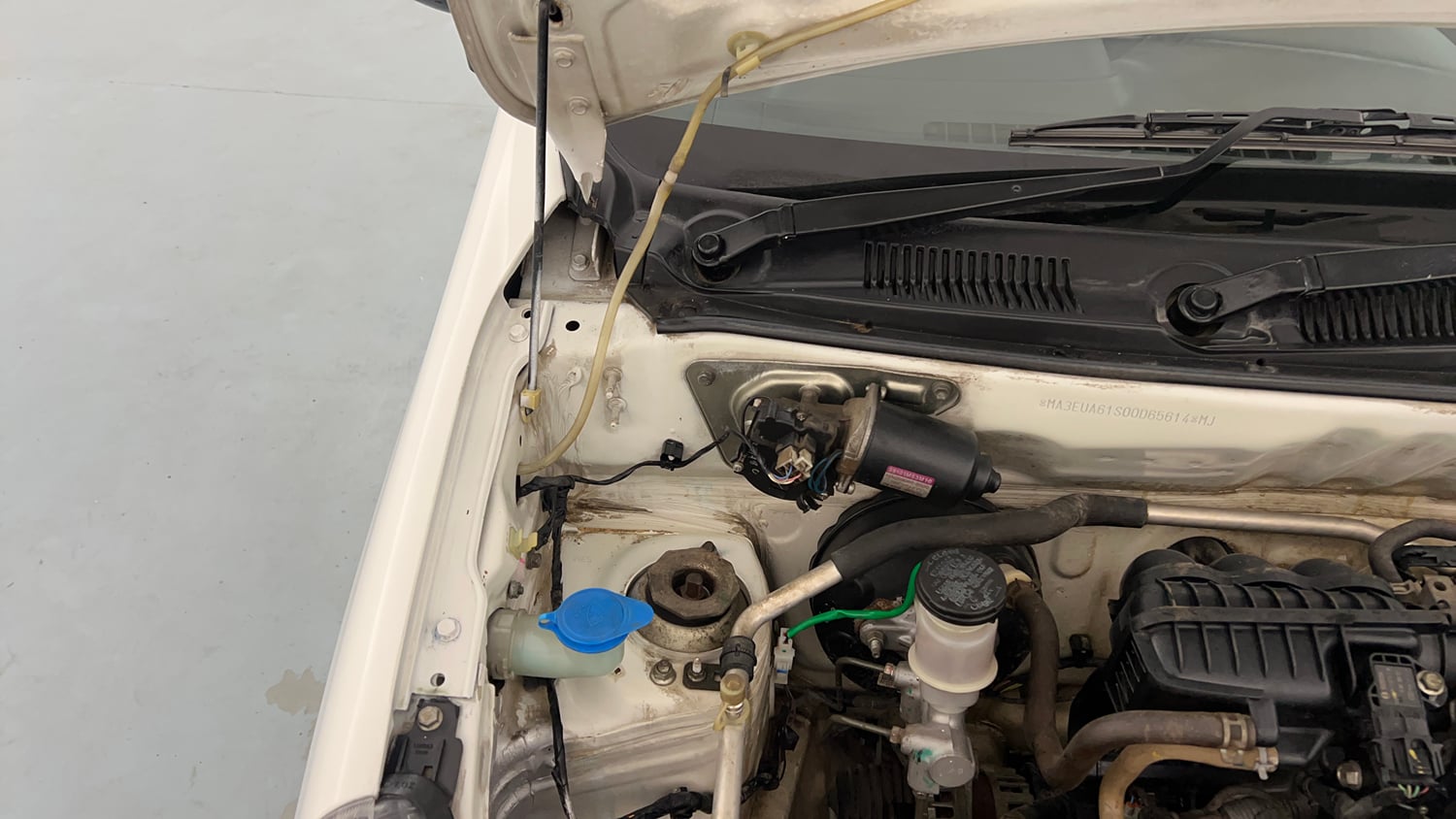 Used 2019 Maruti Suzuki Alto 800 LXi (O) Petrol Manual engine ENGINE RIGHT SIDE HINGE & APRON VIEW