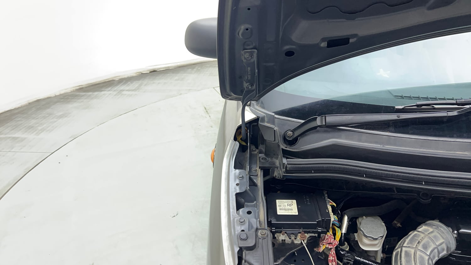 Used 2020 Maruti Suzuki Wagon R LXi 1.0 CNG Cng Manual engine ENGINE RIGHT SIDE HINGE & APRON VIEW