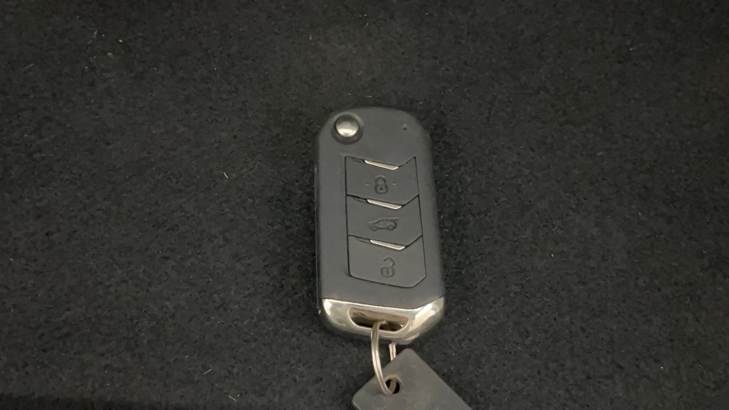 Used 2022 Mahindra XUV 300 W8 (O) 1.2 Petrol Petrol Manual extra CAR KEY VIEW