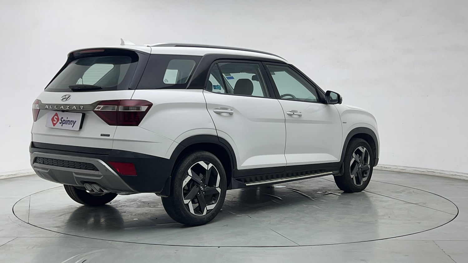 Used 2023 Hyundai Alcazar Signature (O) 7 STR 1.5 Petrol DCT Petrol Automatic exterior RIGHT REAR CORNER VIEW