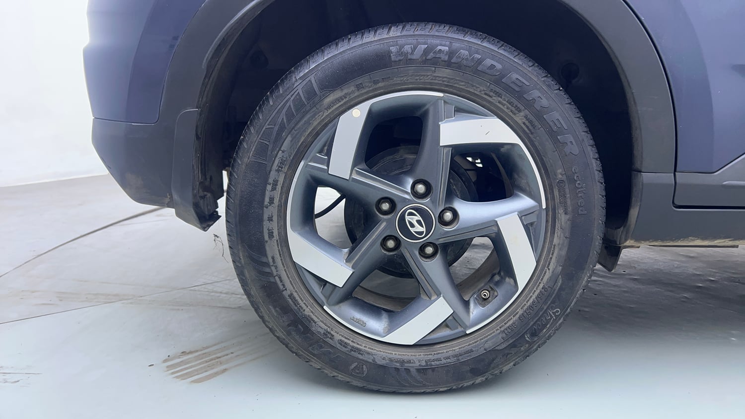 Used 2021 Hyundai Venue SX Plus 1.0 Turbo DCT Petrol Automatic tyres RIGHT REAR TYRE RIM VIEW