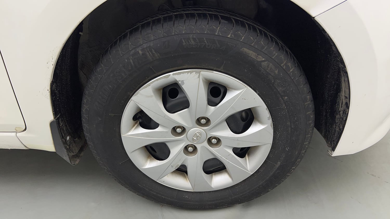 Used 2016 Hyundai Elite i20 Sportz 1.2 Petrol Manual tyres RIGHT FRONT TYRE RIM VIEW