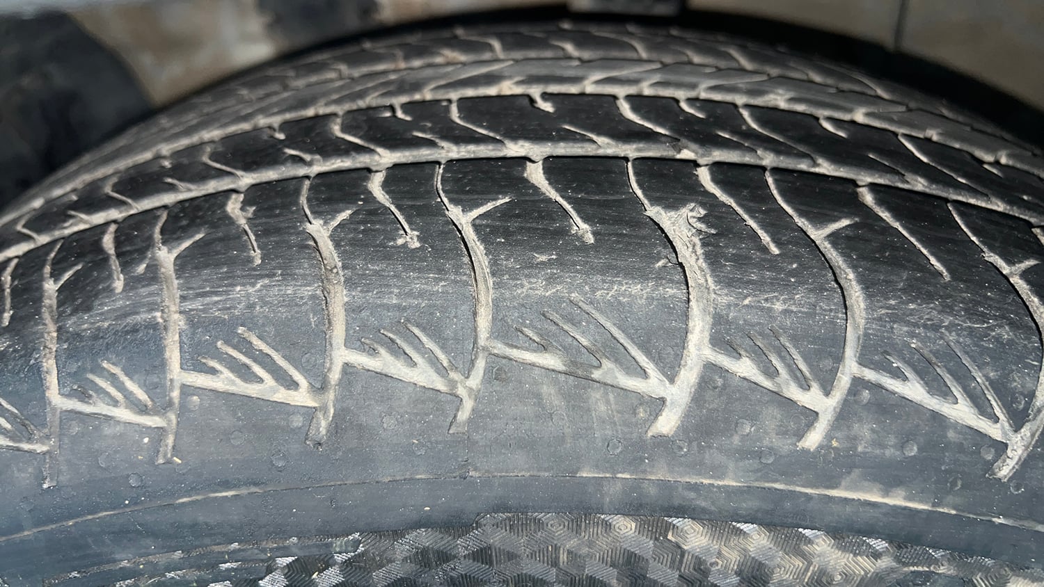 Used 2024 Hyundai Alcazar Platinum (O) 7 Seater 1.5 Diesel AT Diesel Automatic tyres LEFT FRONT TYRE TREAD VIEW