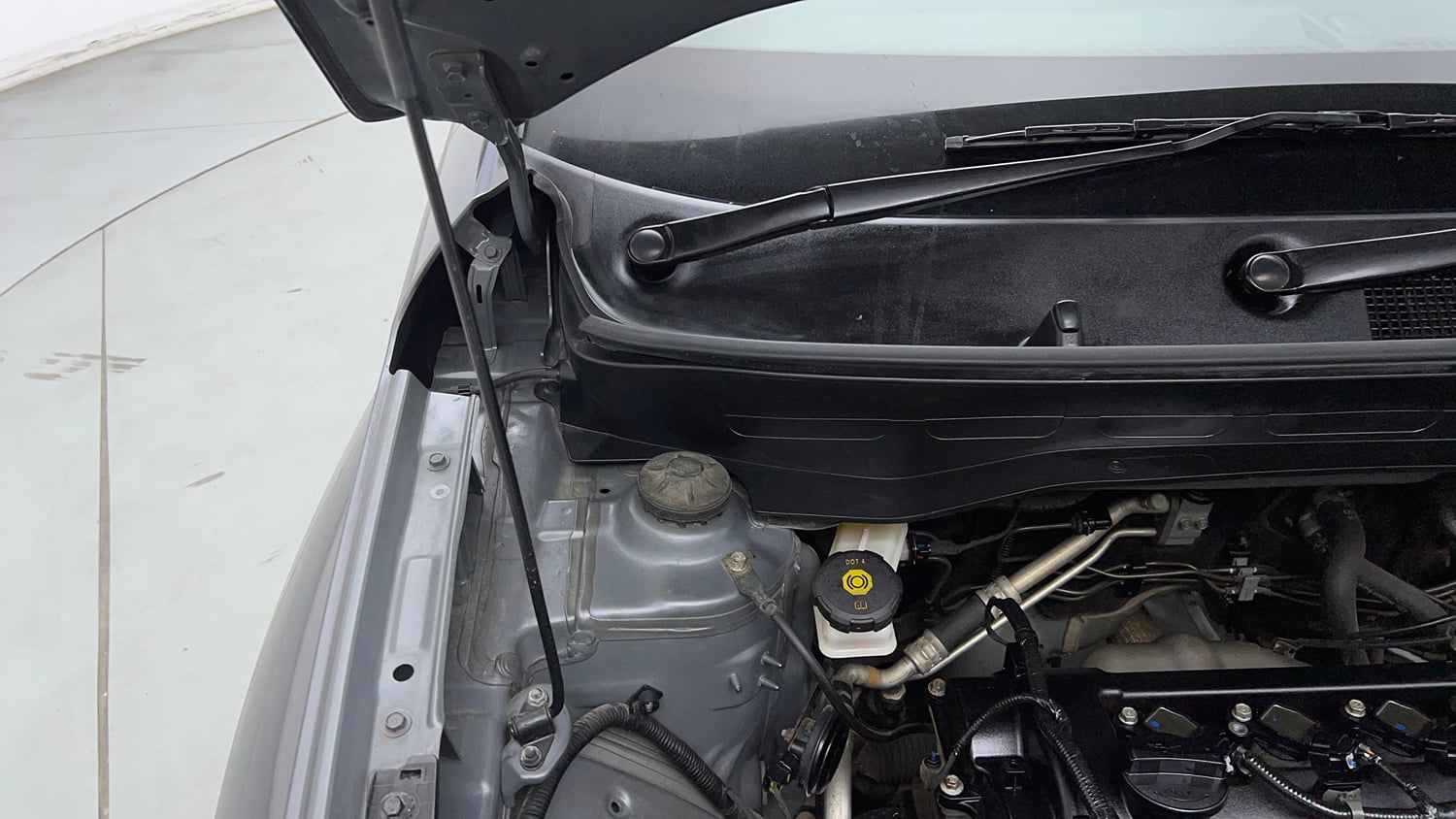 Used 2022 Hyundai Venue SX 1.2 Petrol Petrol Manual engine ENGINE RIGHT SIDE HINGE & APRON VIEW