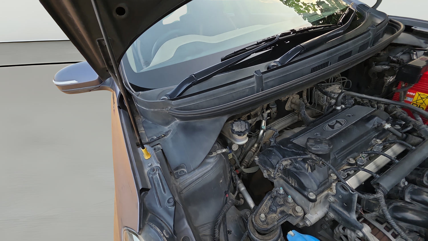 Used 2017 Hyundai Elite i20 Asta 1.2 Petrol Manual engine ENGINE RIGHT SIDE HINGE & APRON VIEW