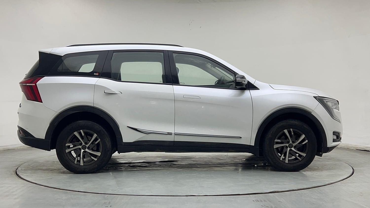 Used 2022 Mahindra XUV700 AX 5 Petrol MT 7 STR Petrol Manual exterior RIGHT SIDE VIEW