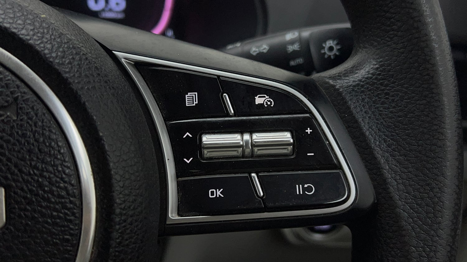 Used 2022 Kia Carens Prestige Plus 1.4 Petrol MT 7 STR Petrol Manual top_features Cruise control