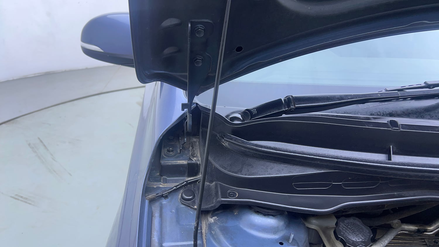 Used 2012 Hyundai i20 Sportz 1.2 Petrol Manual engine ENGINE RIGHT SIDE HINGE & APRON VIEW