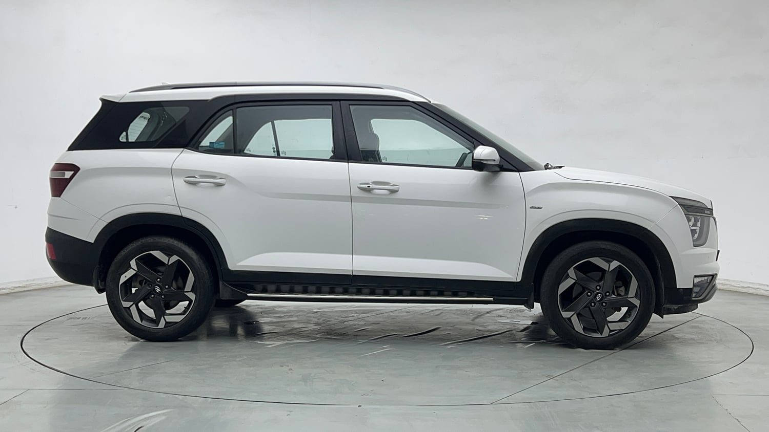 Used 2023 Hyundai Alcazar Signature (O) 7 STR 1.5 Petrol DCT Petrol Automatic exterior RIGHT SIDE VIEW