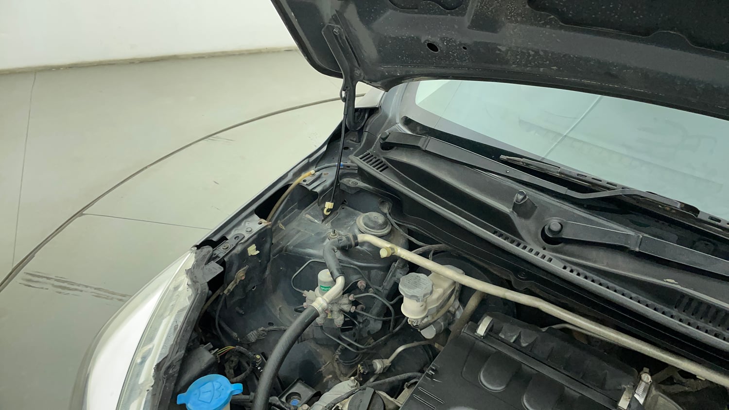 Used 2014 Maruti Suzuki Celerio VXi AMT Petrol Automatic engine ENGINE RIGHT SIDE HINGE & APRON VIEW