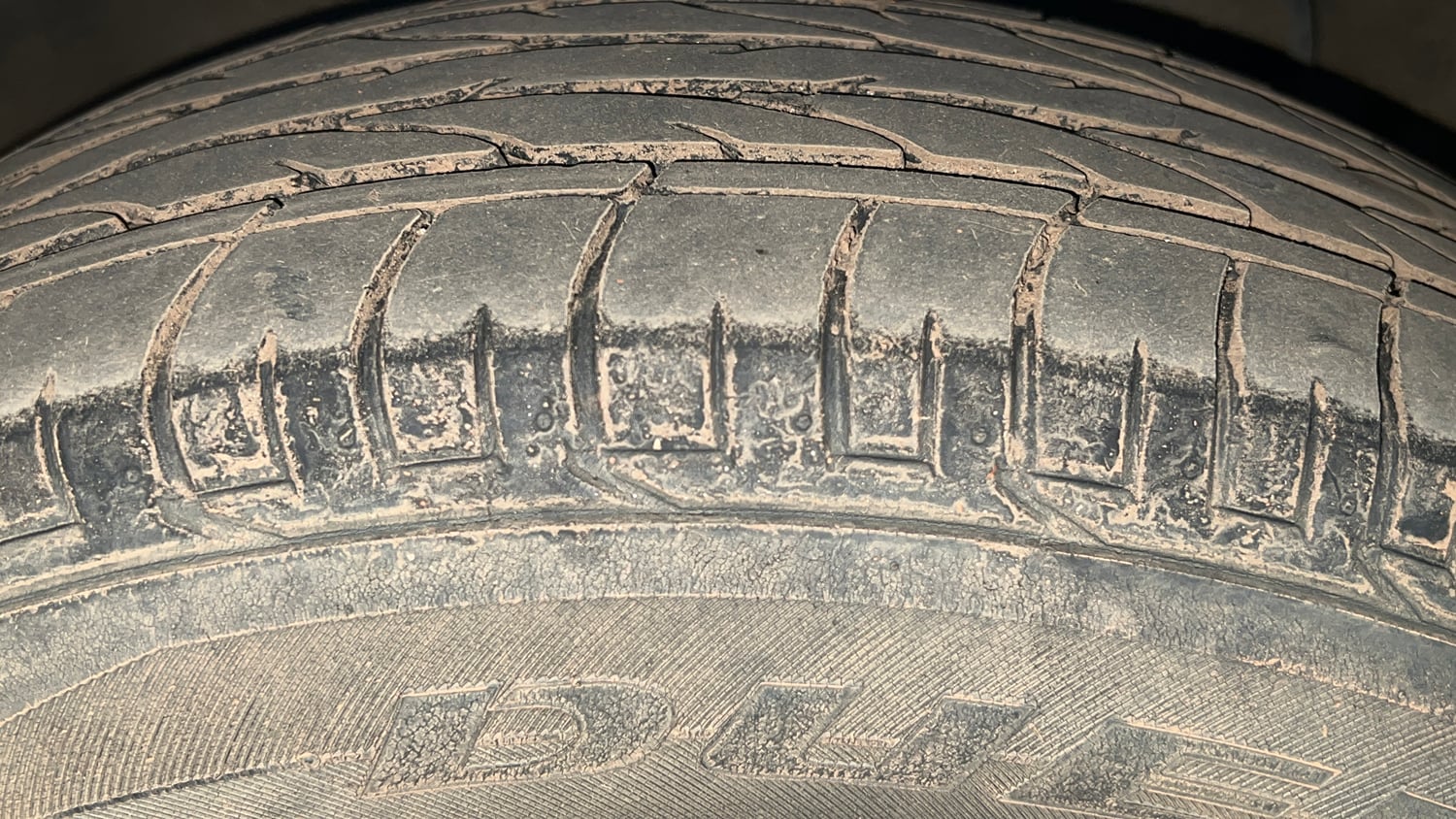 Used 2022 Mahindra XUV 300 W8 (O) 1.2 Petrol Petrol Manual tyres RIGHT FRONT TYRE TREAD VIEW