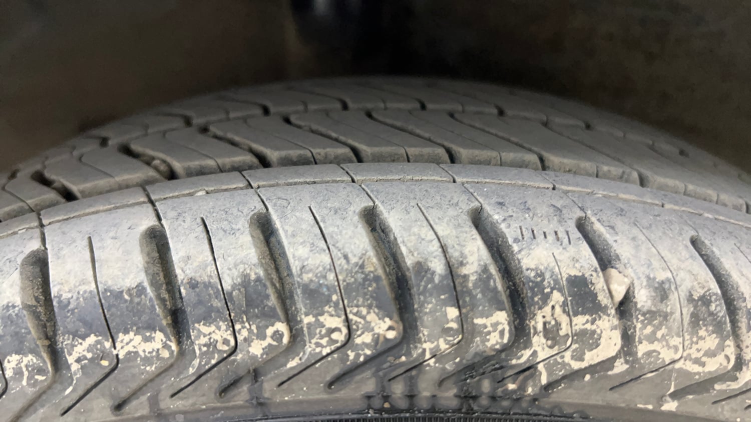 Used 2015 Hyundai Grand i10 Sportz AT 1.2 Kappa VTVT Petrol Automatic tyres RIGHT REAR TYRE TREAD VIEW
