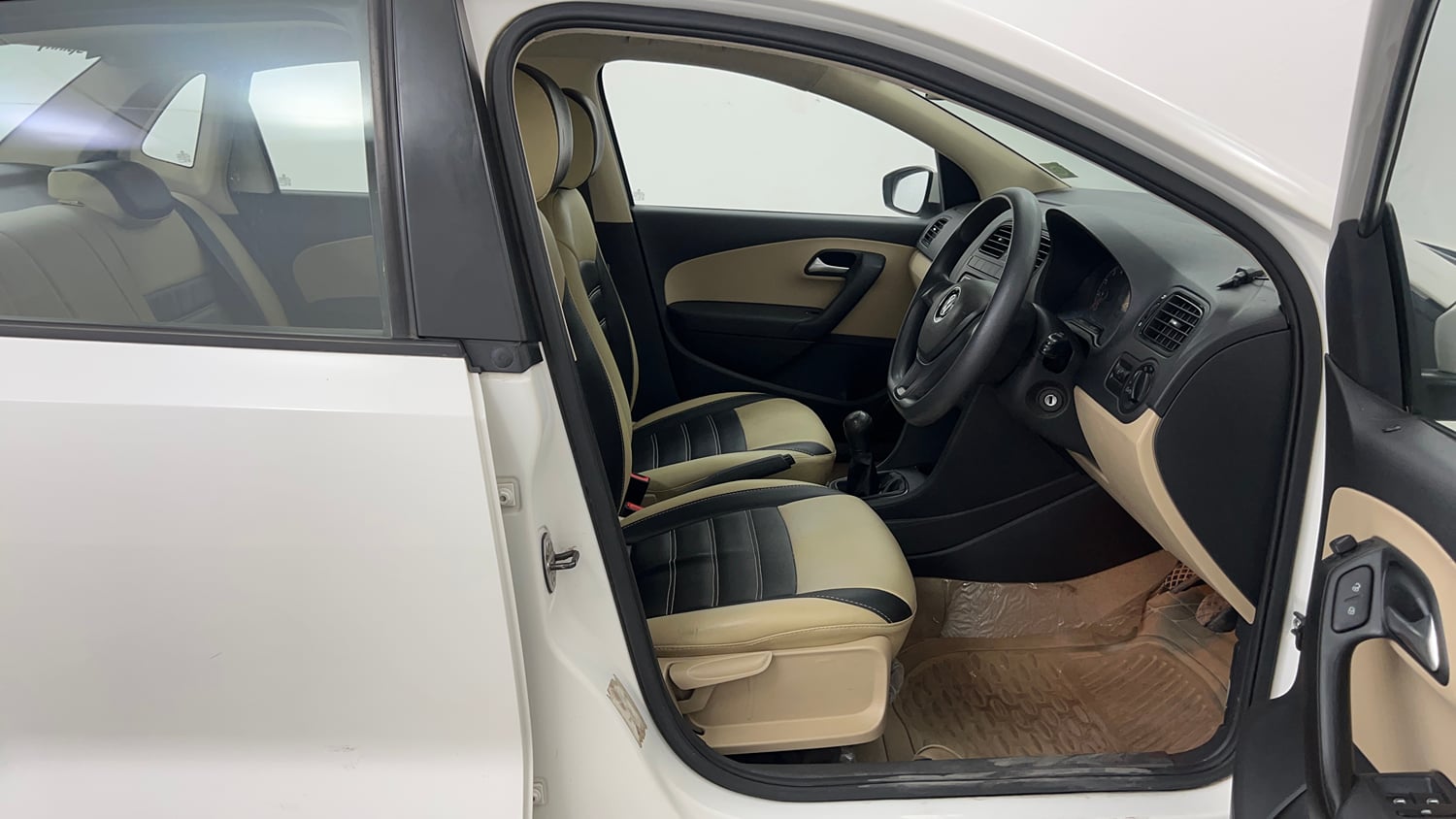 Used 2016 Volkswagen Ameo Comfortline 1.2L (P) Petrol Manual interior RIGHT SIDE FRONT DOOR CABIN VIEW