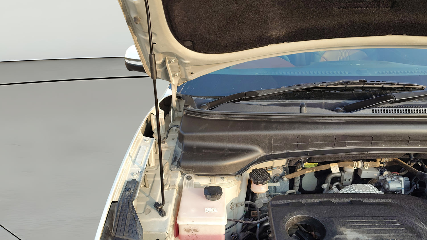 Used 2022 Hyundai Alcazar Signature (O) 6 STR 1.5 Diesel AT Diesel Automatic engine ENGINE RIGHT SIDE HINGE & APRON VIEW