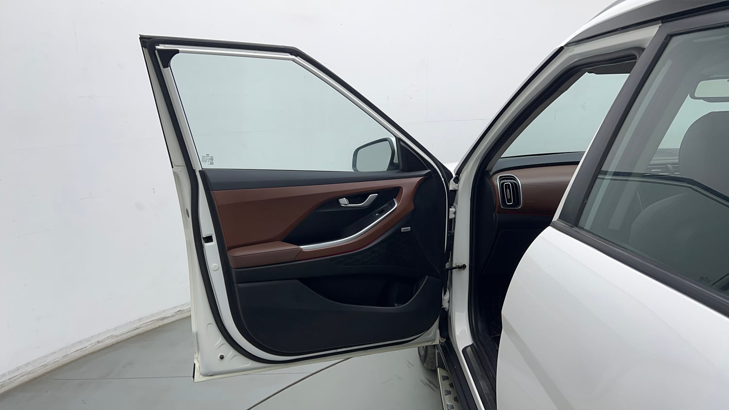 Used 2023 Hyundai Alcazar Signature (O) 7 STR 1.5 Petrol DCT Petrol Automatic interior LEFT FRONT DOOR OPEN VIEW