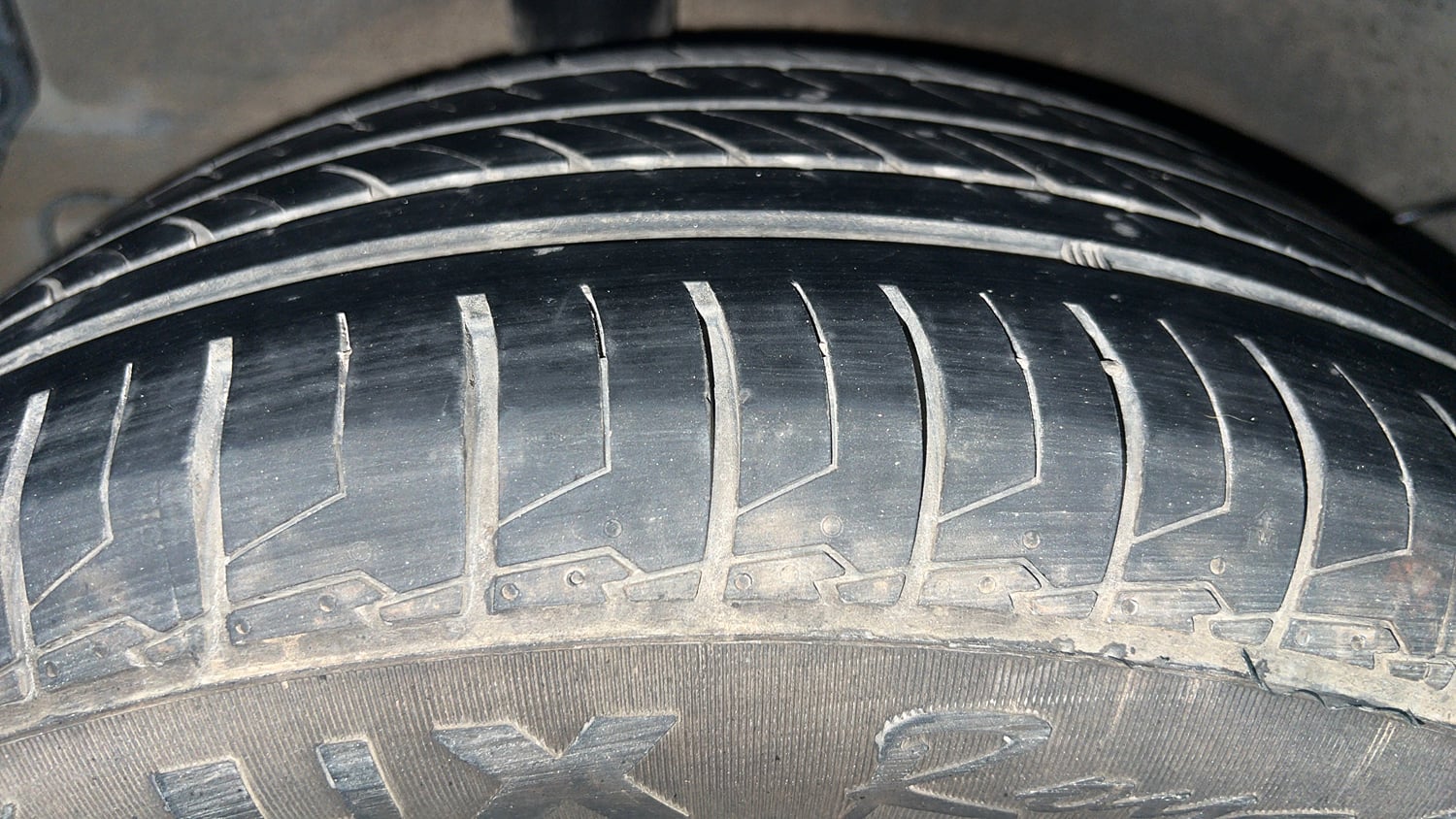 Used 2023 Kia Sonet HTX 1.5 Diesel Manual tyres RIGHT REAR TYRE TREAD VIEW