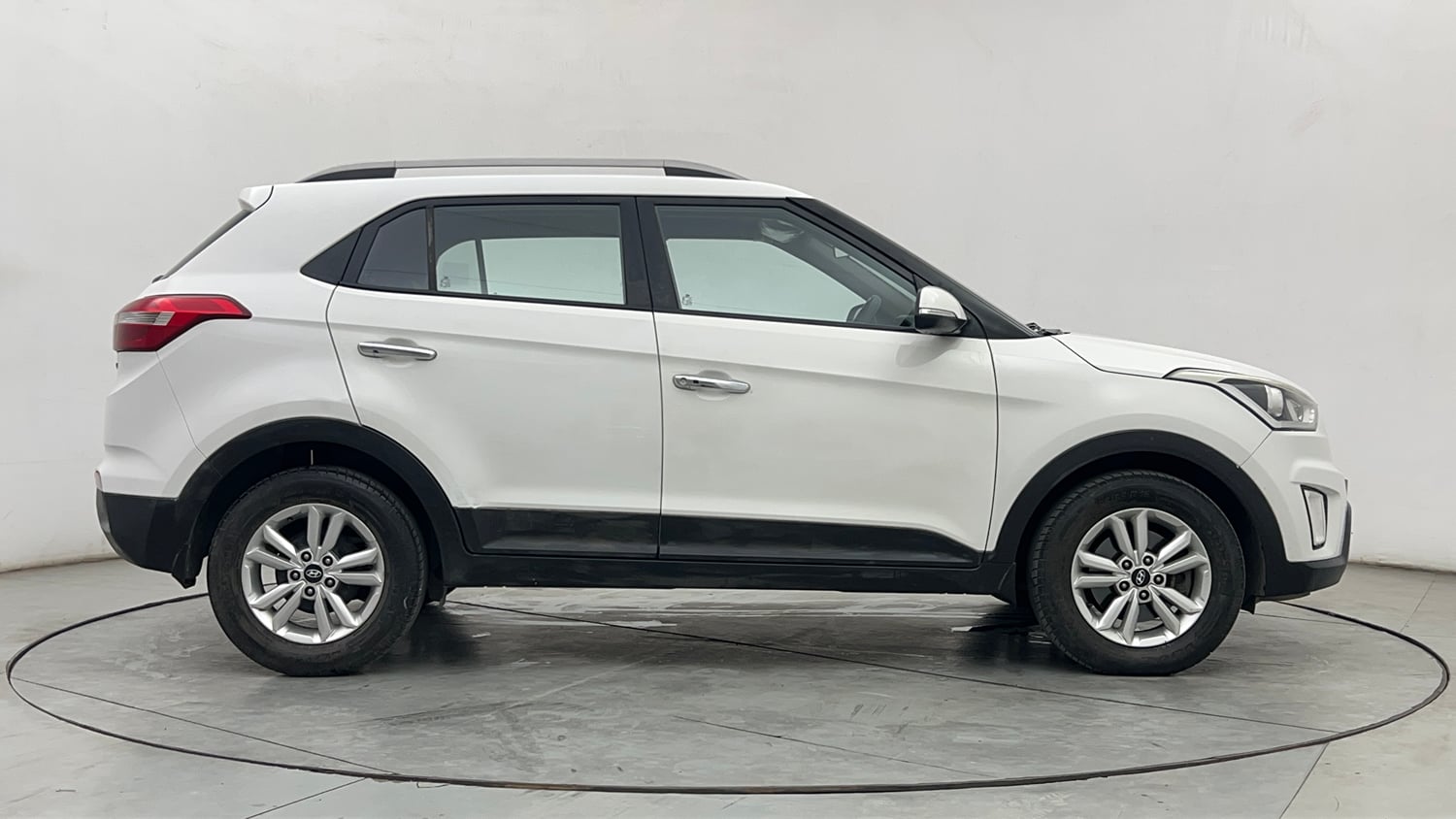 Used 2017 Hyundai Creta SX Plus 1.6 CRDI Diesel Manual exterior RIGHT SIDE VIEW