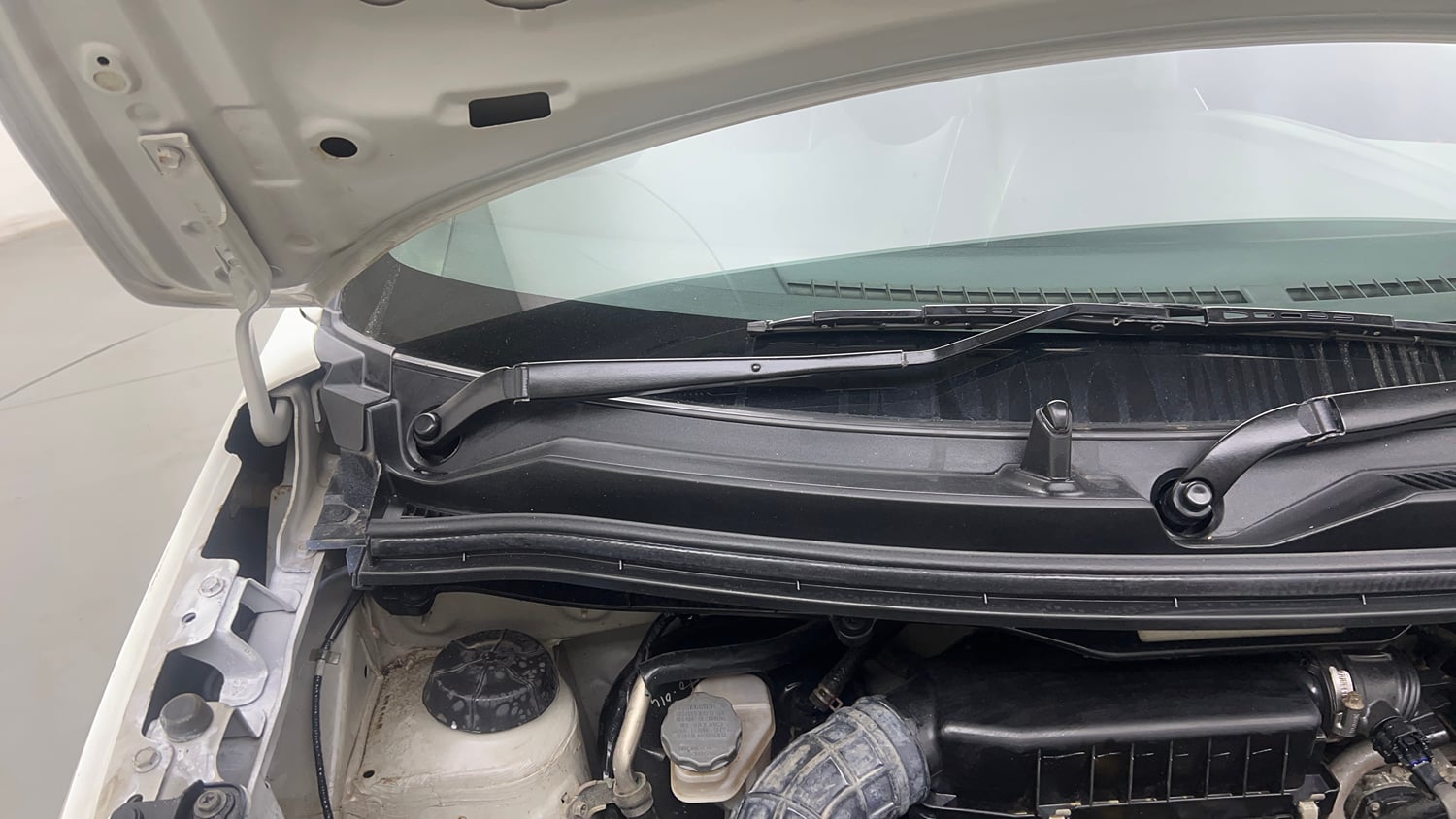 Used 2019 Maruti Suzuki Wagon R 1.0 LXi 1.0 Petrol Manual engine ENGINE RIGHT SIDE HINGE & APRON VIEW