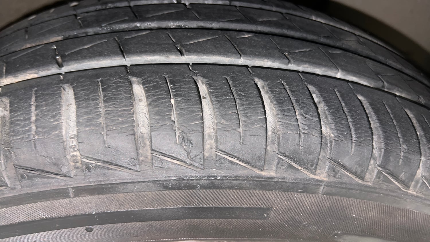 Used 2020 Renault Kwid CLIMBER 1.0 AMT Opt Petrol Automatic tyres RIGHT FRONT TYRE TREAD VIEW