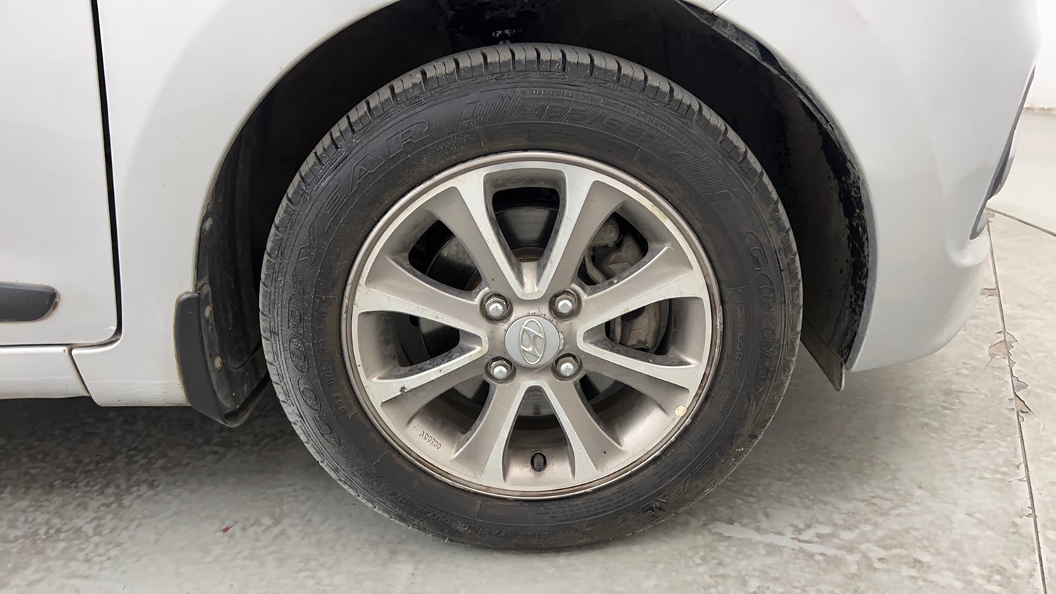Used 2016 Hyundai Grand i10 Asta AT 1.2 Kappa VTVT Petrol Automatic tyres RIGHT FRONT TYRE RIM VIEW