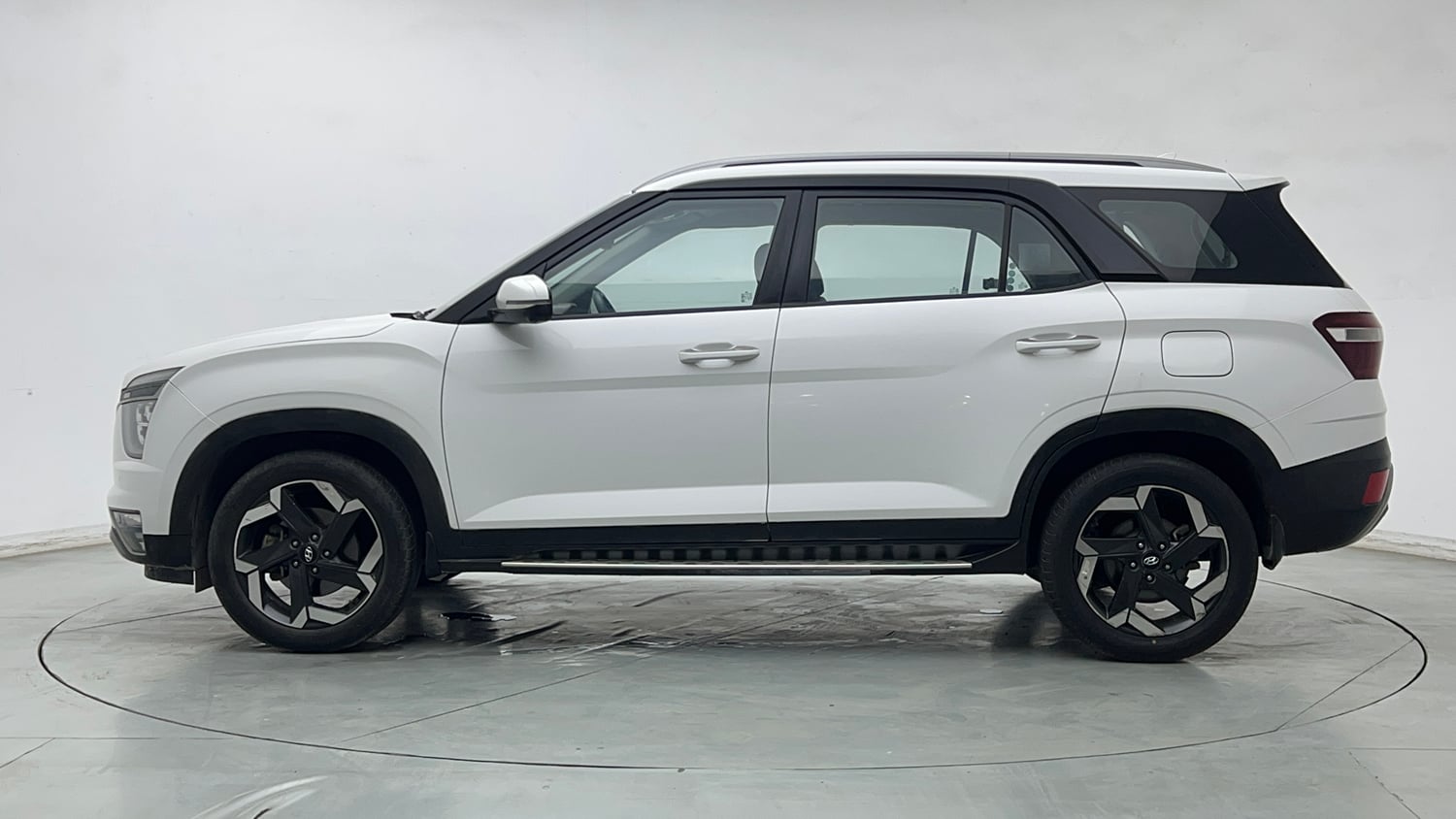 Used 2023 Hyundai Alcazar Signature (O) 7 STR 1.5 Petrol DCT Petrol Automatic exterior LEFT SIDE VIEW