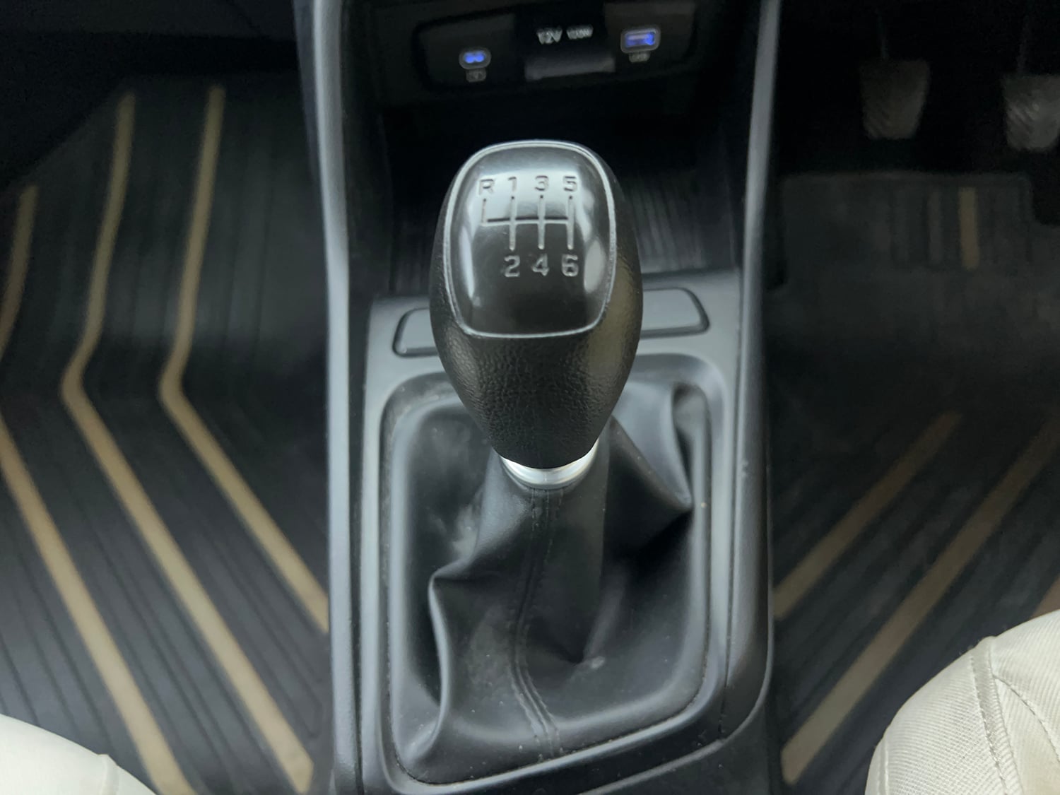 Used 2023 Hyundai Verna S 1.5 Petrol MT Petrol Manual interior GEAR  KNOB VIEW