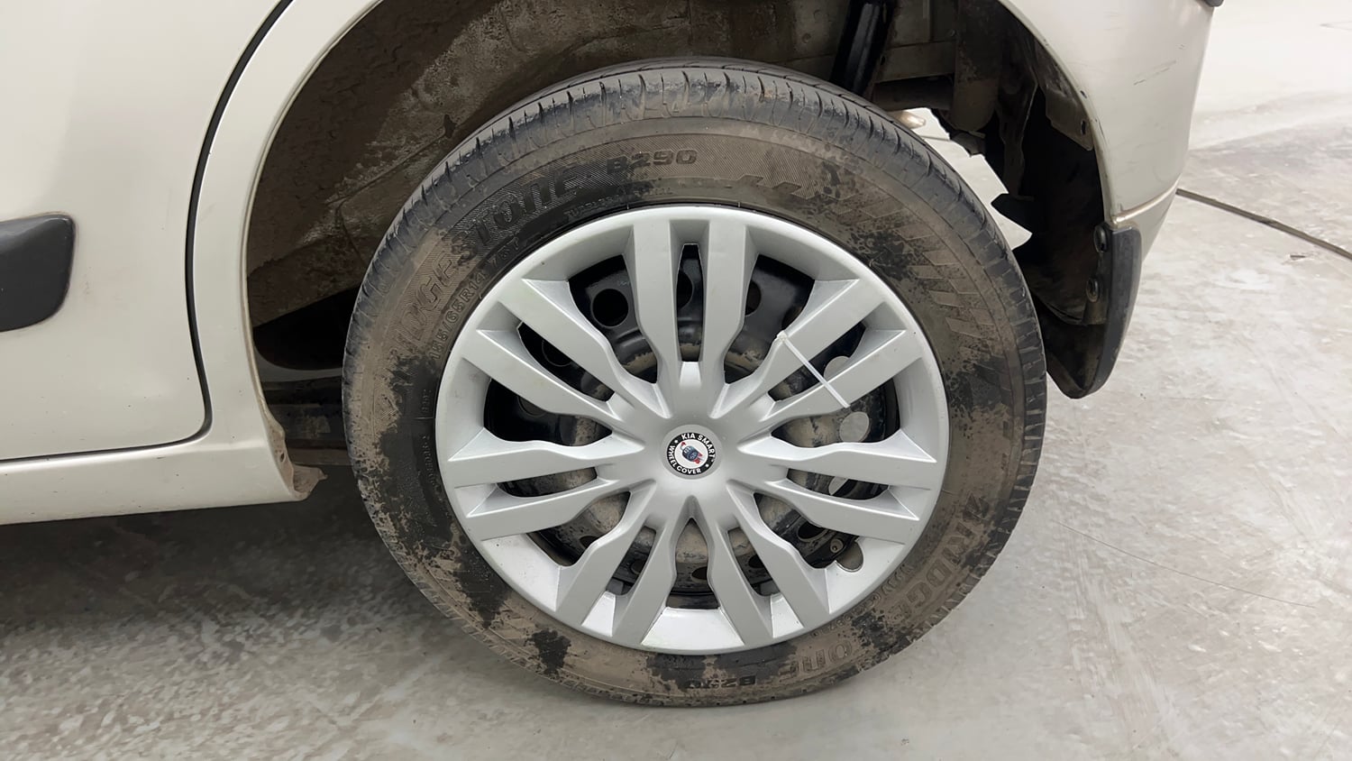 Used 2015 Maruti Suzuki Wagon R VXI Petrol Manual tyres LEFT REAR TYRE RIM VIEW