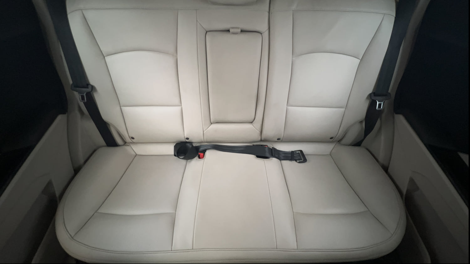Used 2022 Mahindra XUV 300 W8 (O) 1.2 Petrol Petrol Manual interior REAR SEAT CONDITION VIEW