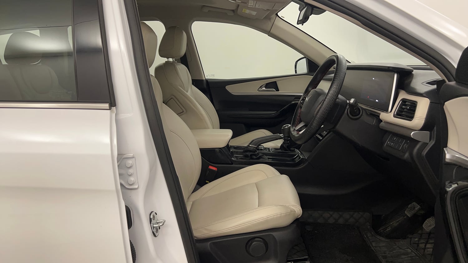 Used 2024 Mahindra XUV700 AX7 Diesel MT 7 STR Diesel Manual interior RIGHT SIDE FRONT DOOR CABIN VIEW