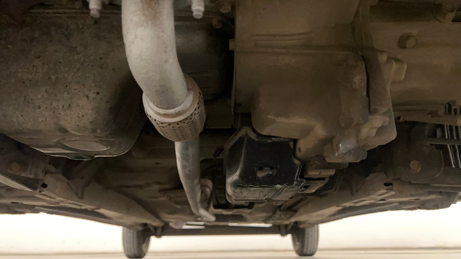 Used 2017 Hyundai Eon Era + AirBag Petrol Manual extra FRONT LEFT UNDERBODY VIEW