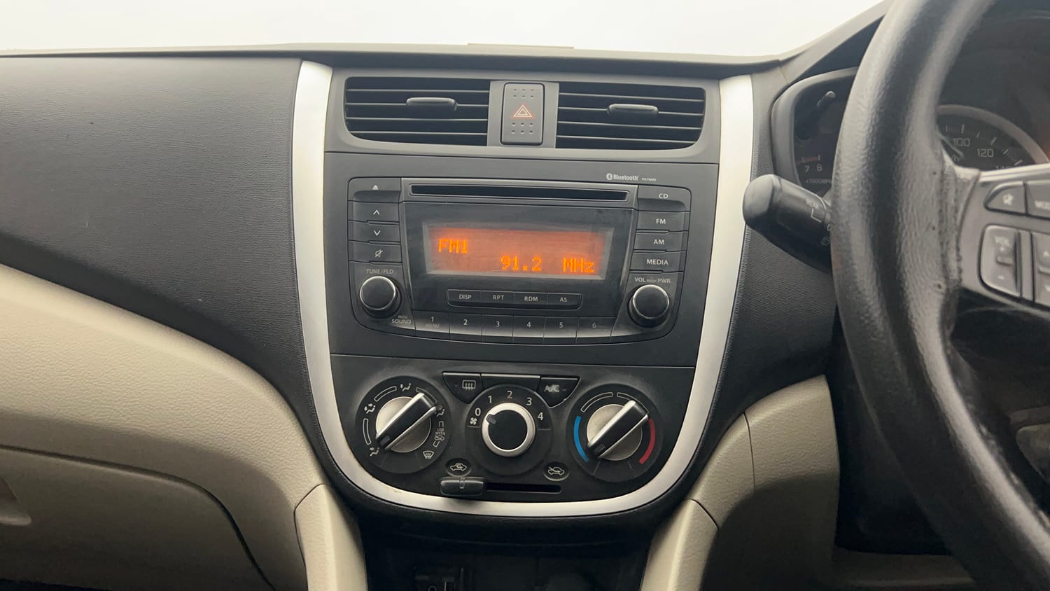Used 2015 Maruti Suzuki Celerio ZXi AMT Petrol Automatic interior MUSIC SYSTEM & AC CONTROL VIEW