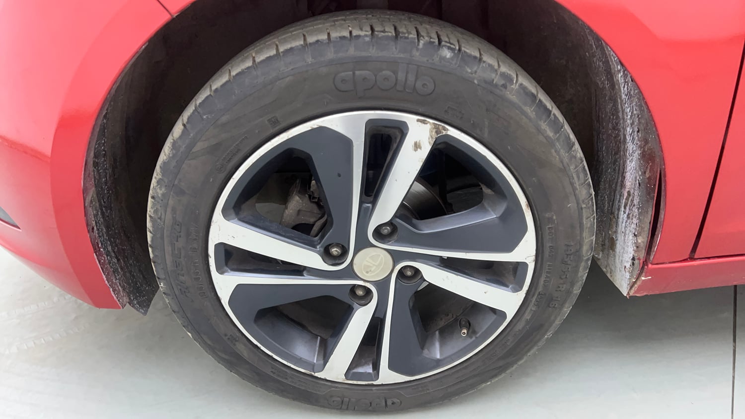 Used 2022 Tata Altroz XZ Petrol Petrol Manual tyres LEFT FRONT TYRE RIM VIEW