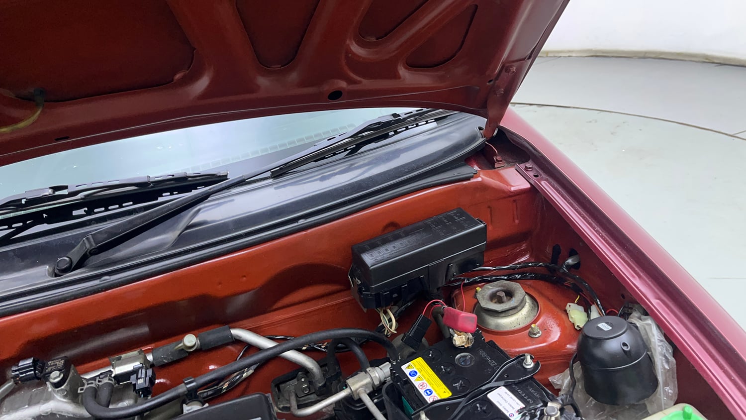 Used 2012 Maruti Suzuki Alto LXi BS-IV Petrol Manual engine ENGINE LEFT SIDE HINGE & APRON VIEW