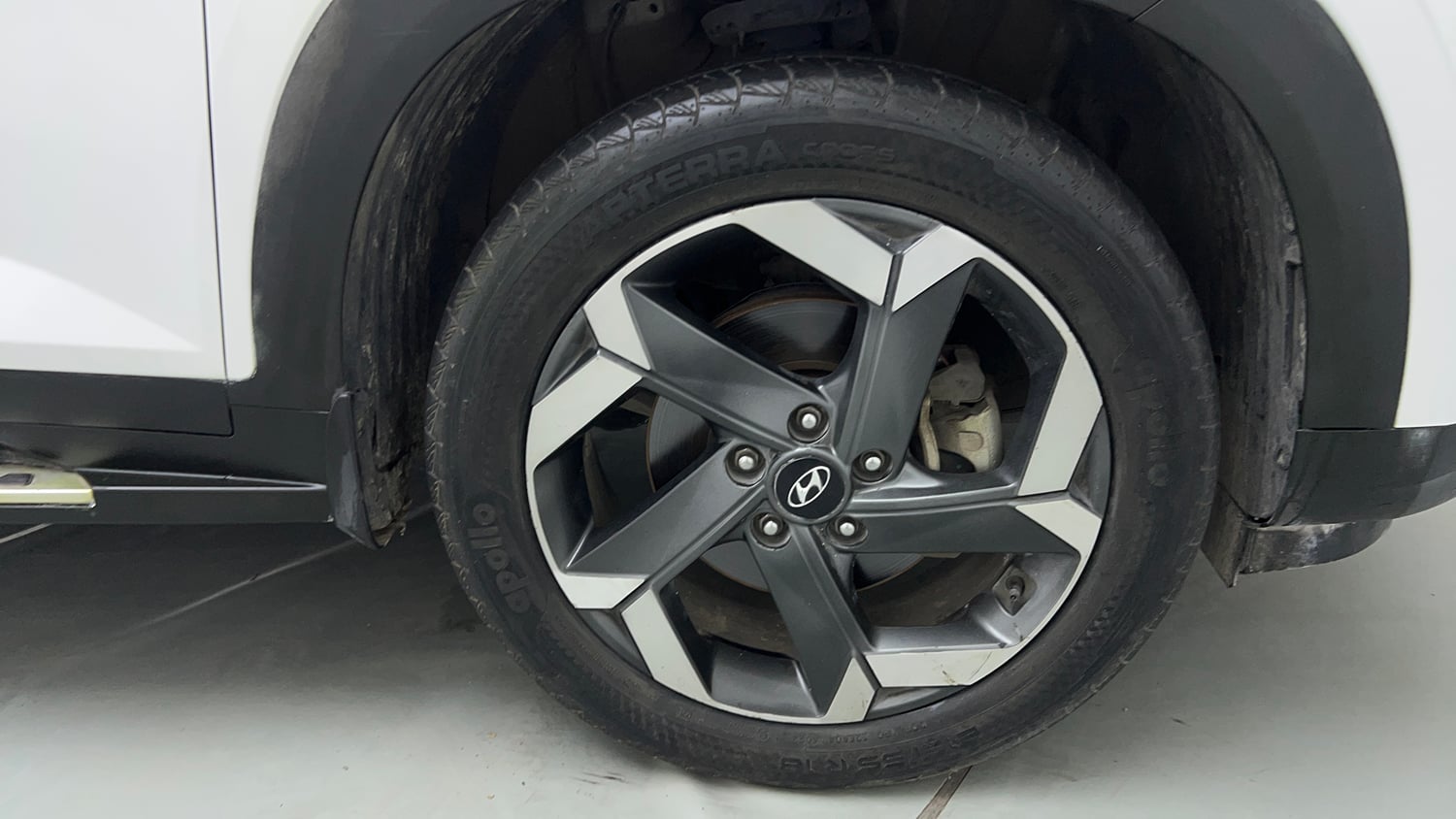 Used 2023 Hyundai Alcazar Signature (O) 7 STR 1.5 Petrol DCT Petrol Automatic tyres RIGHT FRONT TYRE RIM VIEW
