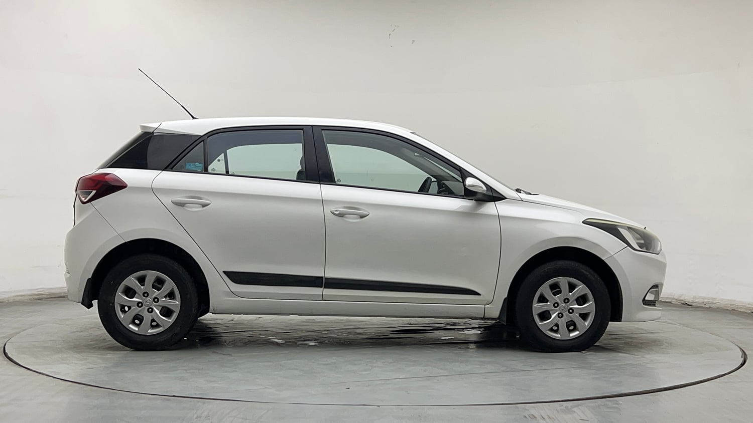 Used 2016 Hyundai Elite i20 Sportz 1.2 Petrol Manual exterior RIGHT SIDE VIEW