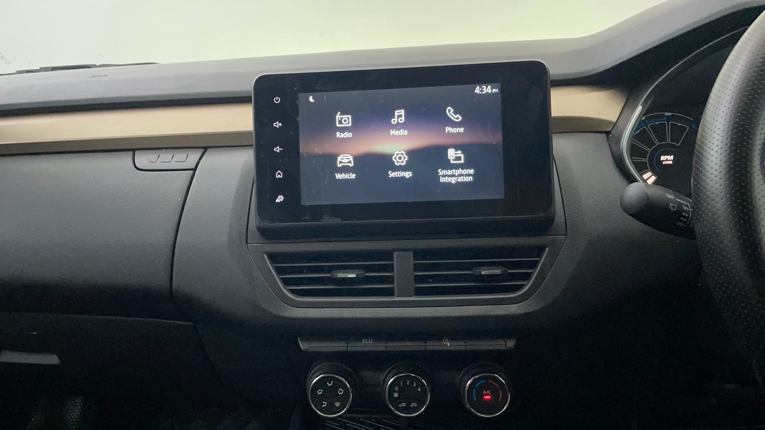Used 2021 Renault Kiger RXT 1.0 Turbo MT Petrol Manual interior MUSIC SYSTEM & AC CONTROL VIEW