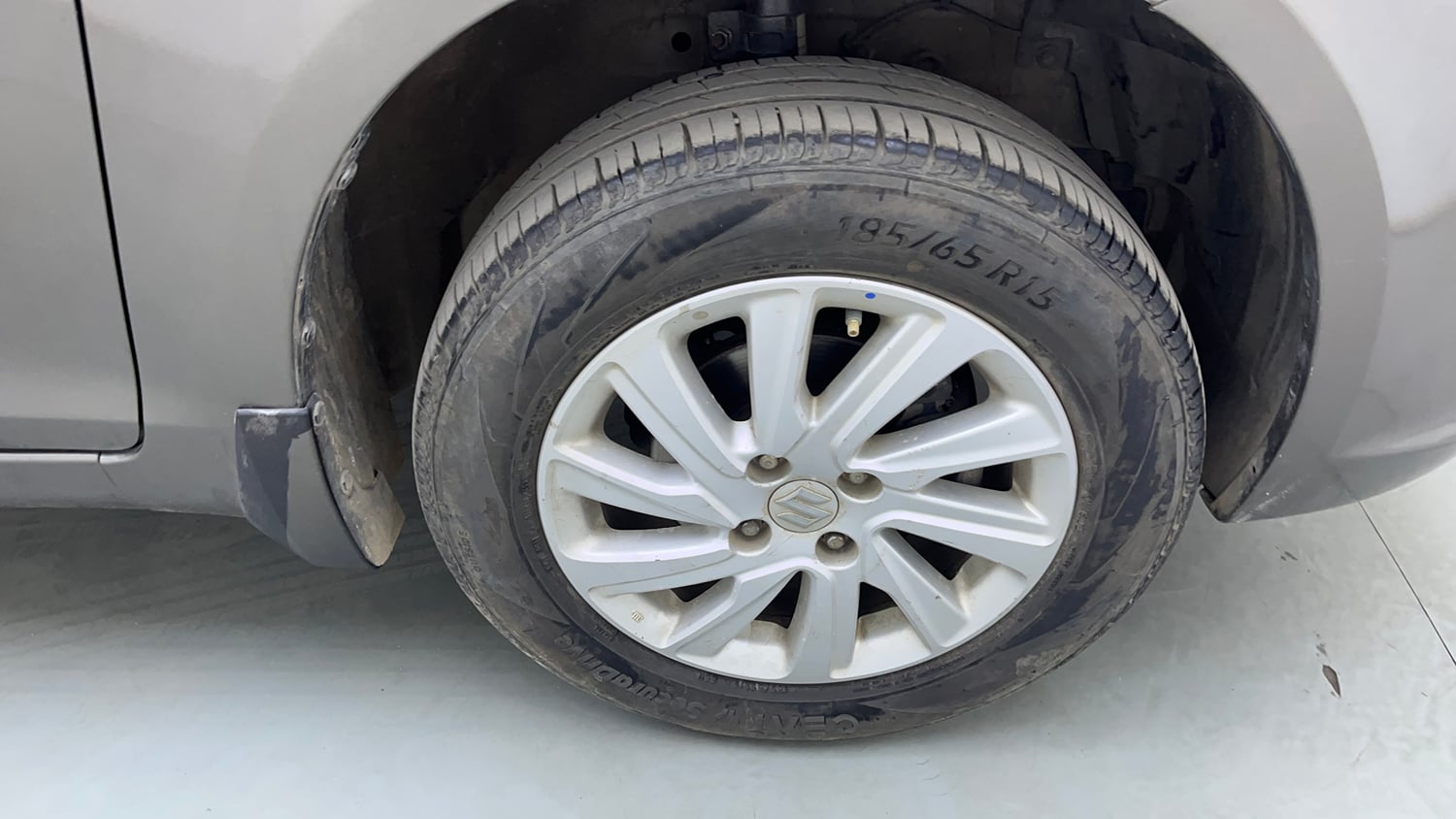 Used 2015 Maruti Suzuki Swift Dzire ZXI Petrol Manual tyres RIGHT FRONT TYRE RIM VIEW