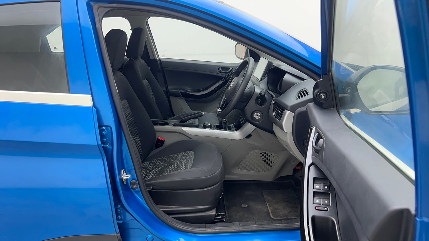 Used 2018 Tata Nexon XM Petrol Manual interior RIGHT SIDE FRONT DOOR CABIN VIEW