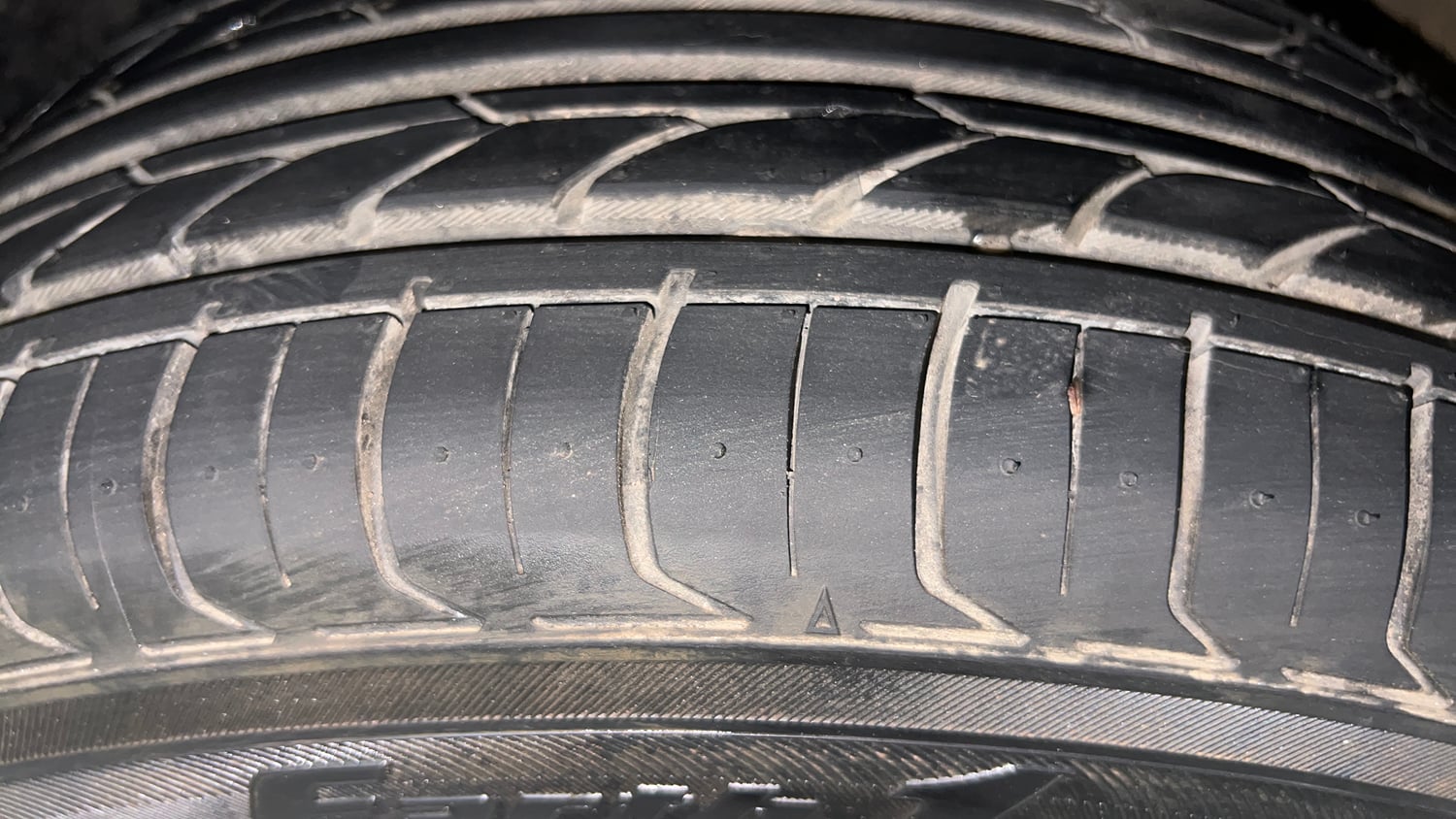 Used 2020 Hyundai Venue SX 1.0 Turbo Petrol Manual tyres LEFT FRONT TYRE TREAD VIEW