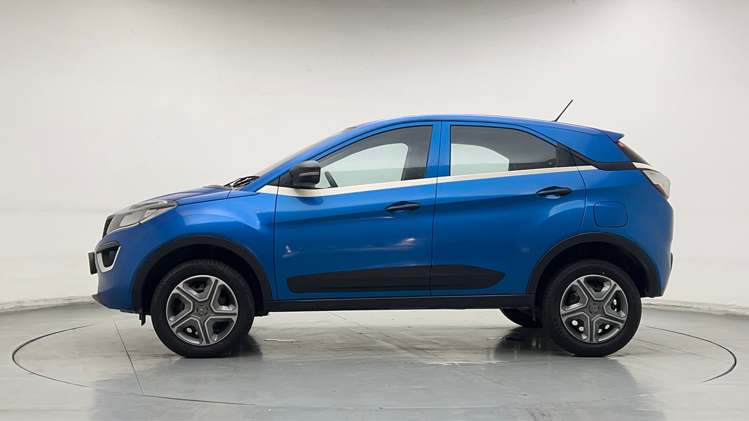 Used 2018 Tata Nexon XM Petrol Manual exterior LEFT SIDE VIEW