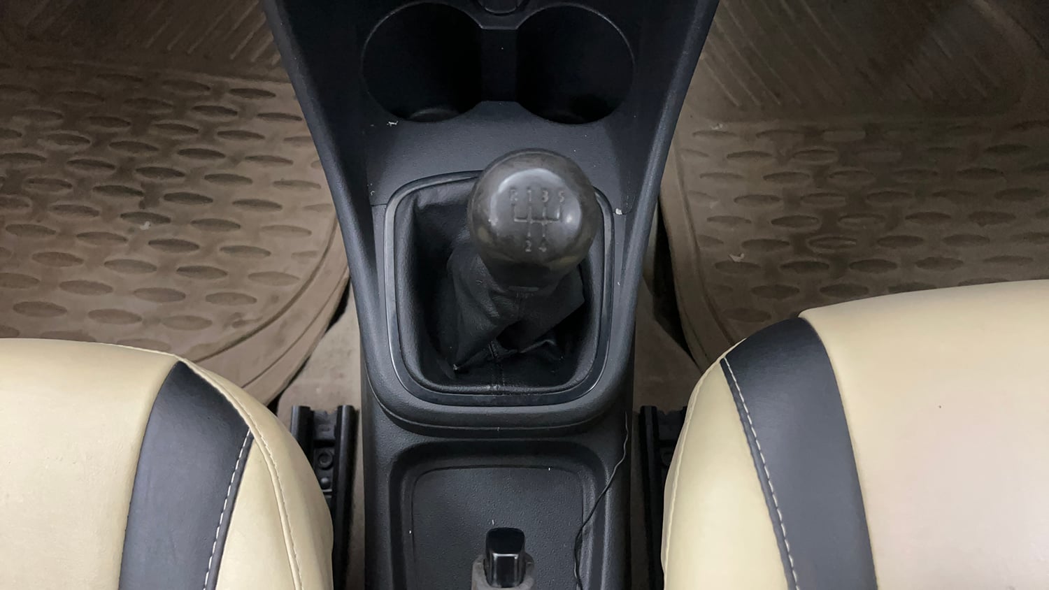 Used 2016 Volkswagen Ameo Comfortline 1.2L (P) Petrol Manual interior GEAR  KNOB VIEW