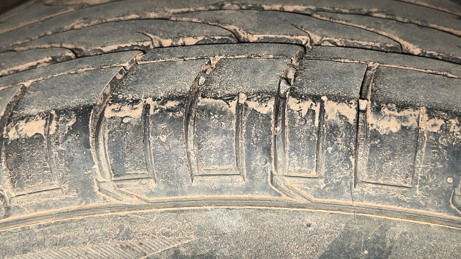 Used 2022 Mahindra XUV 300 W8 (O) 1.2 Petrol Petrol Manual tyres RIGHT REAR TYRE TREAD VIEW