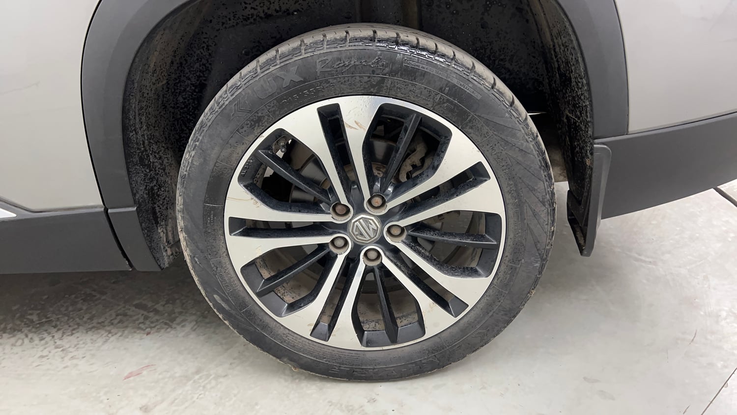 Used 2021 MG Motors Hector Plus Sharp 1.5 Petrol Turbo CVT 6-STR Petrol Automatic tyres LEFT REAR TYRE RIM VIEW